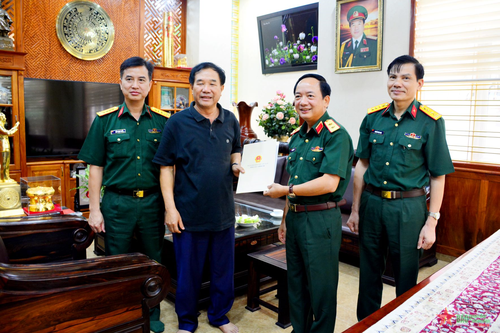 Trung tướng Trịnh Văn Quyết thăm, tặng quà các đồng chí nguyên Phó chủ nhiệm Tổng cục Chính trị Quân đội nhân dân Việt Nam