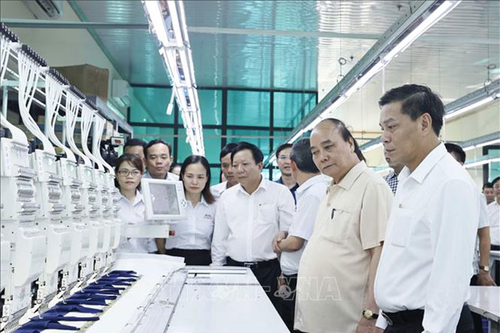 Chủ tịch nước Nguyễn Xuân Phúc thăm mô hình dệt may hiệu quả tại Hải Phòng