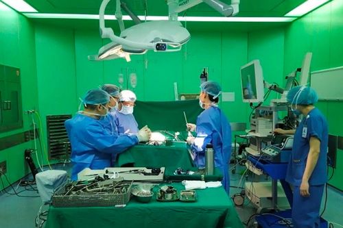 Hàng loạt nhân viên y tế nghỉ việc - Tìm cơ chế giữ chân người ở lại