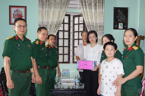Thăm, tặng quà gia đình liệt sĩ hy sinh khi cứu hộ cứu nạn công nhân Rào Trăng 3