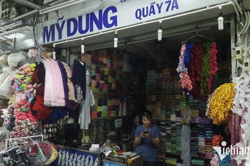 Đang tranh cãi tiền thuê lốt, 140 tiểu thương tố bị chủ chợ cắt điện