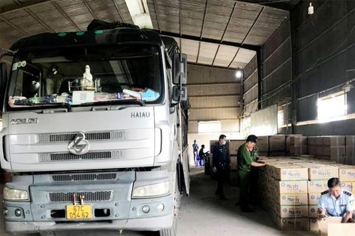 Bắt 4 xe tải vận chuyển số lượng lớn hàng hóa không rõ nguồn gốc