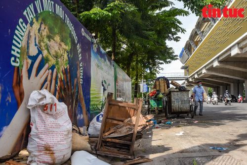 Hà Nội: Hàng rong, rác thải tập kết bừa bãi, xe 'vô tư' đi ngược chiều trên đường Nguyễn Trãi