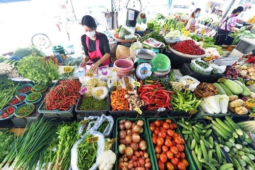 Giá xăng dầu hạ nhiệt, giá hàng hóa không chịu giảm: Trách nhiệm của ai?