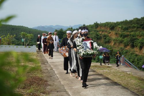Dàn nghệ sĩ 'Gặp nhau cuối tuần', người thân khóc nghẹn tiễn biệt Giang Còi