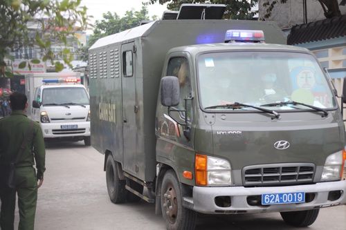 Xe cảnh sát đưa bị cáo vụ Tịnh Thất Bồng Lai đến tòa