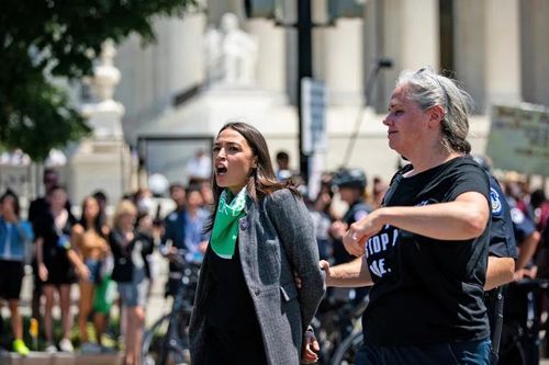 AOC bị bắt giữ trước Tòa án Tối cao Mỹ