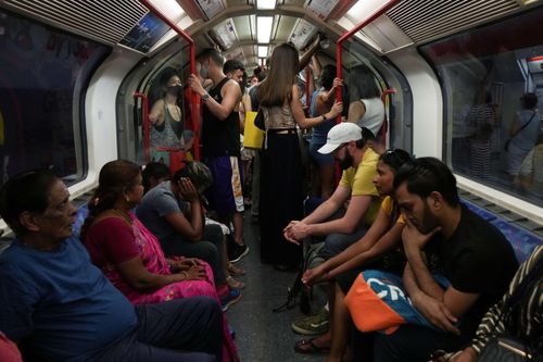 Người Việt ở Anh: Đi tàu điện London như ngồi trong lò nướng