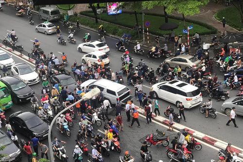 Hà Nội: Xe bán tải lao qua rào phân cách húc trúng ô tô BMW