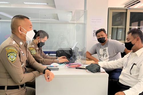 Bị CĐV tấn công, cựu HLV tuyển U23 Thái Lan phải cầu viện cảnh sát