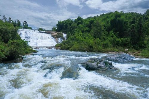 Cùng nhóm bạn đi tắm thác, cô gái trẻ đuối nước tử vong