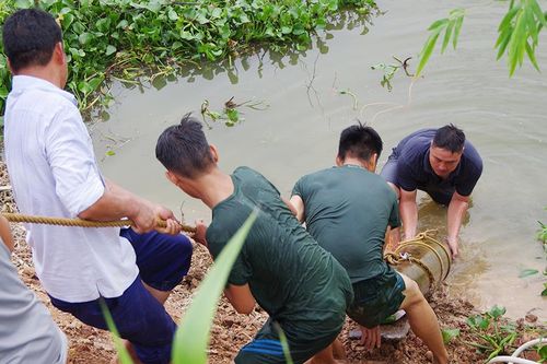 Đi mò trai, người dân phát hiện quả bom 'khủng' còn nguyên ngòi nổ