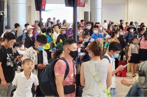 Thu phí làm thủ tục nhanh ở sân bay Tân Sơn Nhất, hành khách bất bình