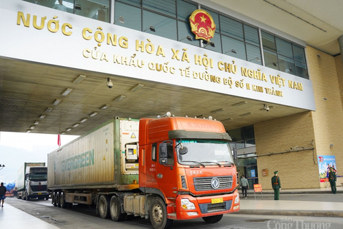 Xuất nhập khẩu qua cửa khẩu Lào Cai đạt hơn 1 tỷ USD