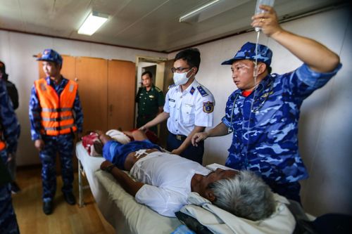 Tàu Cảnh sát biển đưa 4 ngư dân tàu Bình Thuận vào đất liền cấp cứu
