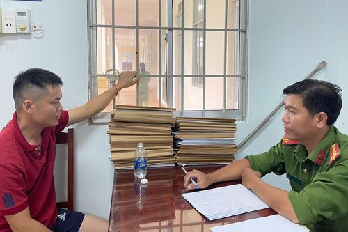 Người đàn ông chém chết vợ và con trai 7 tuổi rồi gọi điện tự thú