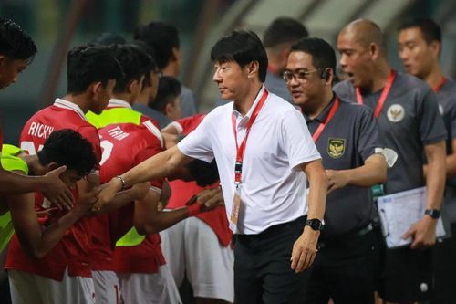 Chuyên gia Indonesia cười nhạo LĐBĐ nước nhà: 'Chuyển liên đoàn mà cứ như chuyển nhà trọ'