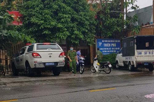 Bắt kẻ gọi điện cho công an sau khi sát hại vợ và con trai