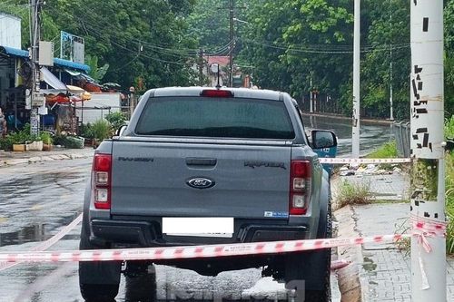 Phát hiện tài xế ngồi bất động trong xe bán tải sau hai ngày đậu giữa đường