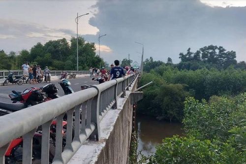 Phát hiện thi thể phụ nữ bị cháy đen dưới chân cầu
