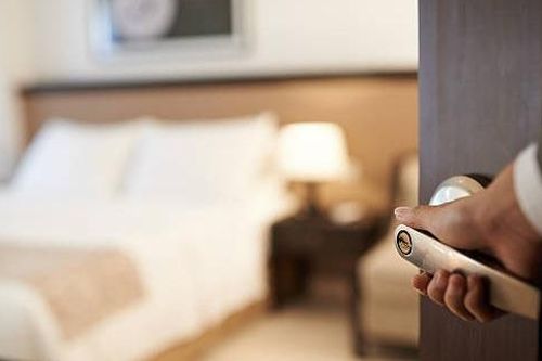 Đang 'ngủ tiên', cặp đôi phát hoảng vì bảo vệ khách sạn Đà Nẵng bất ngờ mở cửa phòng