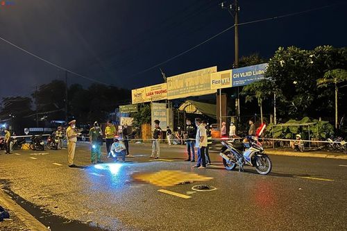 Người phụ nữ bị 2 xe ôtô tông tử vong khi đứng múa giữa đường