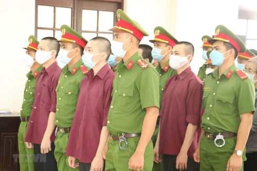 Bị cáo Lê Tùng Vân vắng mặt, luật sư đề nghị dừng phiên tòa