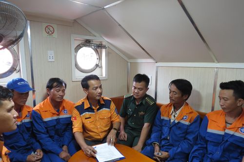 Khánh Hòa: Xuyên đêm cứu nạn 4 thuyền viên tàu Bình Định bị chìm