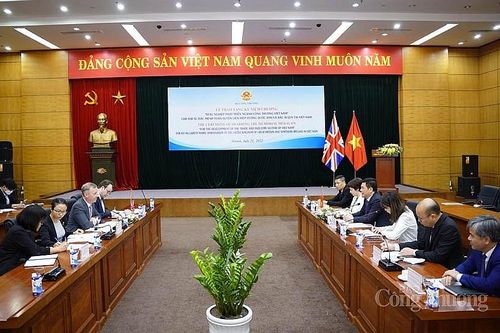 Bộ Công Thương trao Kỷ niệm chương cho Đại sứ Anh tại Việt Nam Gareth Ward