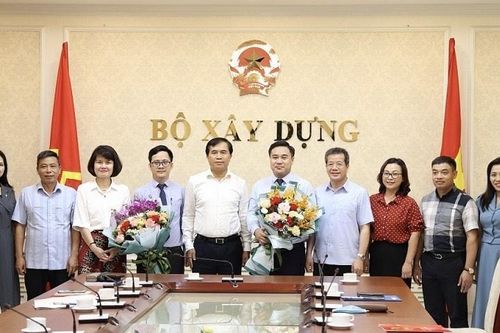 Trao quyết định bổ nhiệm Chánh Văn phòng và Phó Chánh Văn phòng Ban Cán sự Đảng bộ Bộ Xây dựng