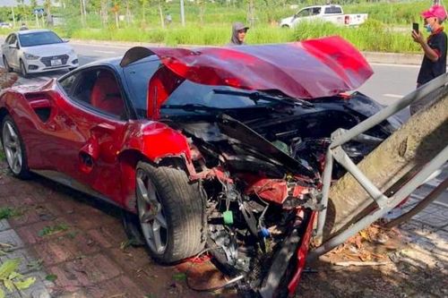 Siêu xe tông đổ cây xanh, nát đầu ở quận Long Biên