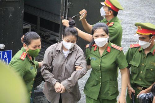 'Dì ghẻ' hành hạ bé gái 8 tuổi đến chết được dẫn giải đến tòa