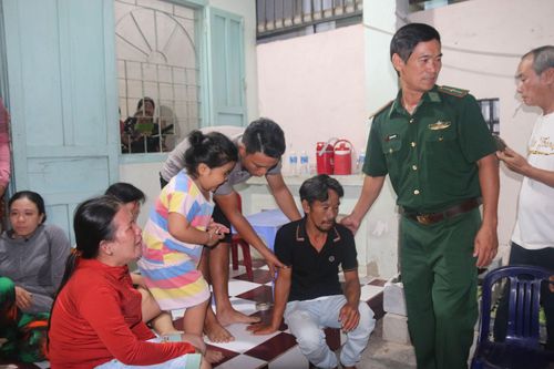 Xóm biển trào nước mắt đón ngư dân thoát chết kỳ diệu trở về