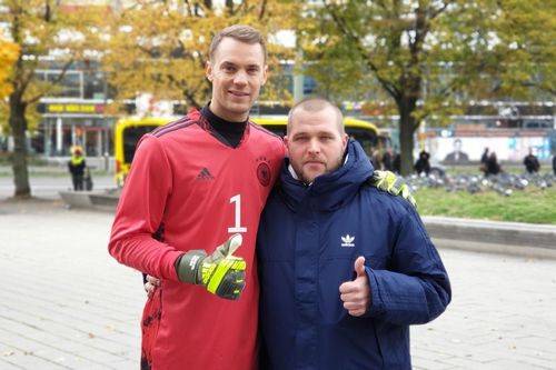 Manuel Neuer bị chỉ trích keo kiệt vì hành động gây tranh cãi