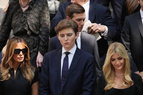 'Quý tử' út nhà Donald Trump xuất hiện trong đám tang vợ cũ của cha