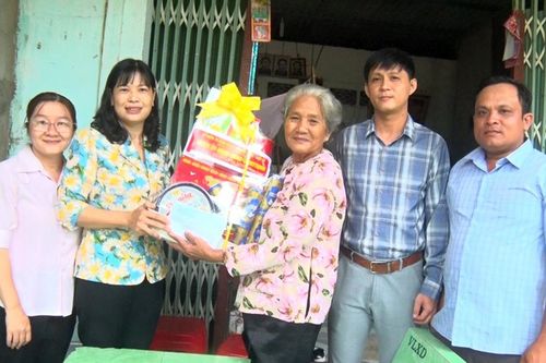 Lãnh đạo huyện Tri Tôn thăm gia đình chính sách