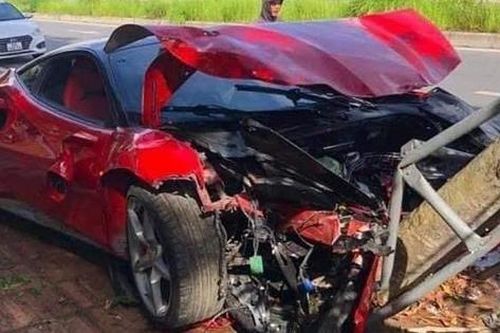 Vụ siêu xe Ferrari 488 nát đầu, tông đổ gốc cây ở Hà Nội: Người lái là thợ sửa xe?