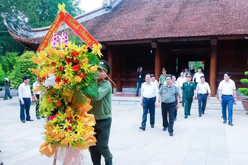 Thủ tướng Phạm Minh Chính dâng hương tại Khu Di tích Kim Liên