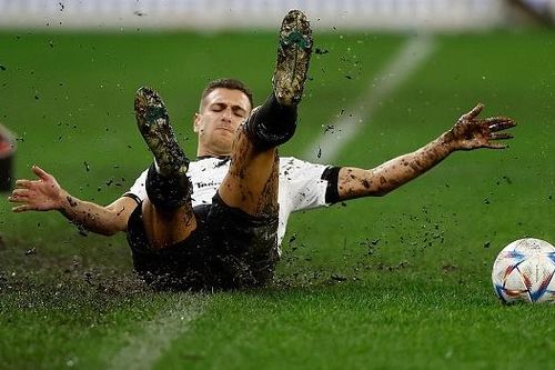 Man United phải thi đấu trên sân 'ruộng' ở Australia