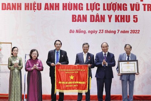 Chủ tịch nước trao tặng danh hiệu Anh hùng Lực lượng vũ trang nhân dân cho Ban Dân y Khu 5