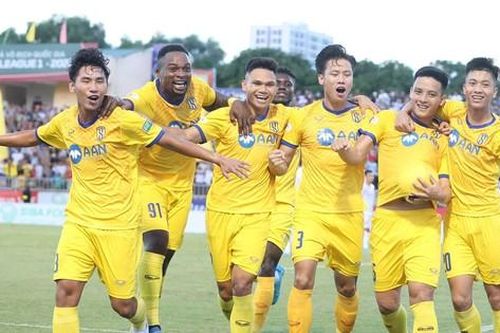 SLNA đè bẹp Hải Phòng trên sân Vinh, 'chễm chệ' ngôi đầu V-League