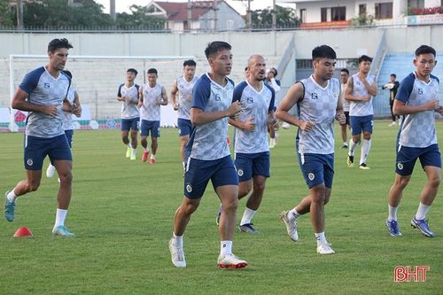 Người hâm mộ Hà Tĩnh chào đón thầy trò Hà Nội FC trong buổi tập làm quen sân