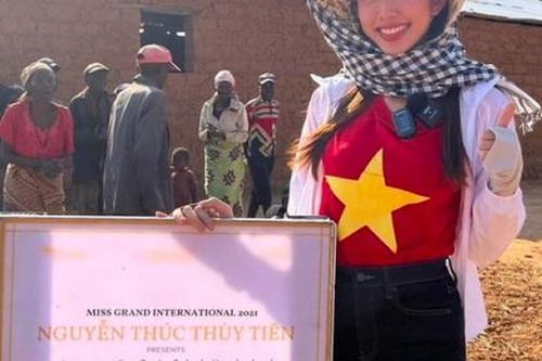 Thời trang giản dị của Hoa hậu Thùy Tiên khi sang Angola làm từ thiện