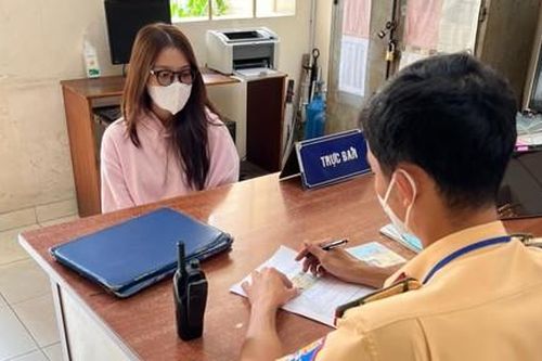 CSGT làm việc với cô gái chạy xe tay ga tạt đầu ôtô trên đại lộ Phạm Văn Đồng