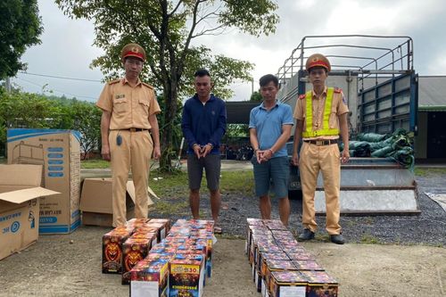 Kiểm tra xe tải lúc rạng sáng, phát hiện hơn 1 tạ pháo lậu