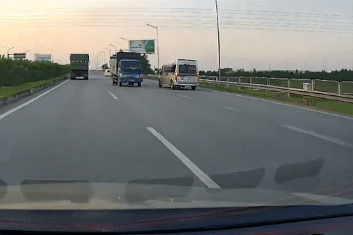 2 ôtô chạy ngược chiều trên cao tốc