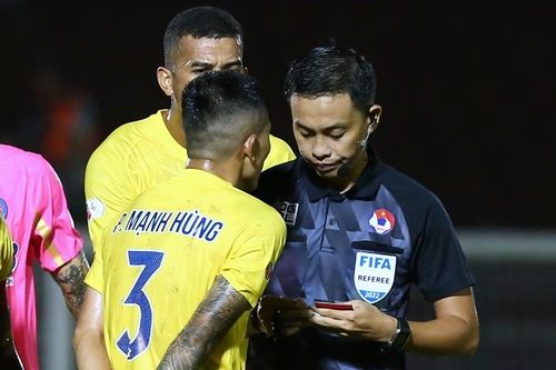 HLV Nguyễn Văn Sỹ: 'Chiếc thẻ đỏ quá nặng'