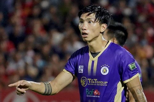Văn Hậu thắc mắc khi bị gọi thay người
