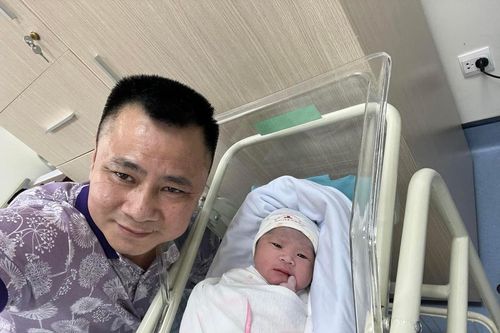 NSND Tự Long hạnh phúc, xuất khẩu thành thơ đón con trai chào đời