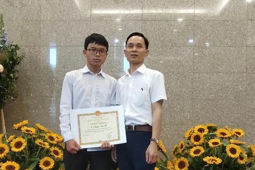 Hà Nội: Thủ khoa toàn quốc đạt điểm tuyệt đối đến từ trường huyện